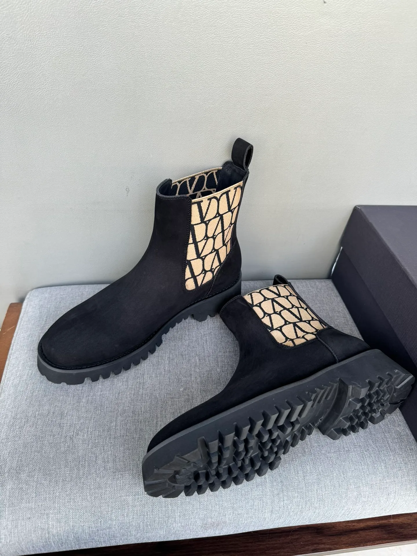 [Valentino] Top P: 1000💰 Size: Men 39-44 (45 customized) Valentino VLTN casual shoes 2025 latest winter series, original 1:1 development Casual men's leather shoes Made with heavy investment, shoes and boots are made of imported cowhide that is not easy to deform, black cowhide lining, original foam outsole, black open edge beads, black suede, brown suede Factory craftsmanship, perfect products are only prepared for you who know taste! Any comparison is welcome!